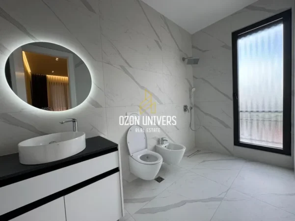 Tirane, jepet me qera apartament 2+1+Ballkon Kati 8, 127 m² 1.600 € (Kompleksi Delijorgji, Rruga e Kavajës)