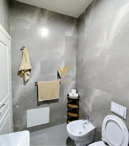 Tirane, jepet me qera apartament 1+1+Ballkon Kati 7, 67 m² 500 € (QSUT)