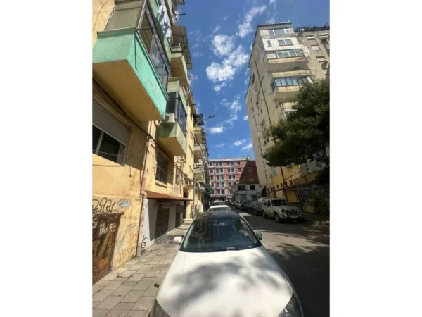 Tirane, jepet me qera apartament (pa ashensor) 1+1 Kati 4 , 65 m² Rruga e Durresit - 700 € [Action141310]