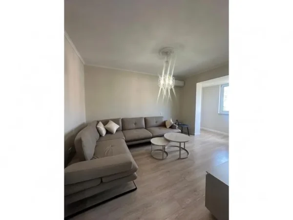 Tirane, jepet me qera apartament (pa ashensor) 1+1 Kati 4 , 65 m² Rruga e Durresit - 700 € [Action141310]