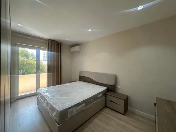 Tirane, jepet me qera apartament (pa ashensor) 1+1 Kati 4 , 65 m² Rruga e Durresit - 700 € [Action141310]