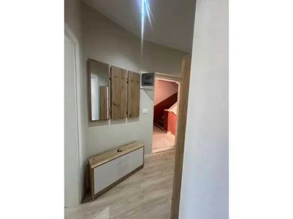 Tirane, jepet me qera apartament (pa ashensor) 1+1 Kati 4 , 65 m² Rruga e Durresit - 700 € [Action141310]