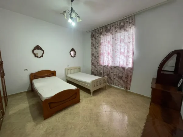 Tirane, jepet me qera apartament 1+1+Ballkon Kati 1, 300 € (Rruga Idriz Dollaku)