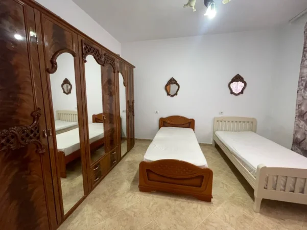 Tirane, jepet me qera apartament 1+1+Ballkon Kati 1, 300 € (Rruga Idriz Dollaku)