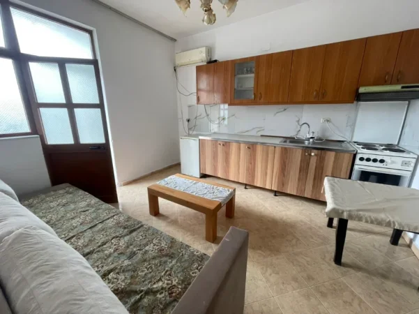 Tirane, jepet me qera apartament 1+1+Ballkon Kati 1, 300 € (Rruga Idriz Dollaku)