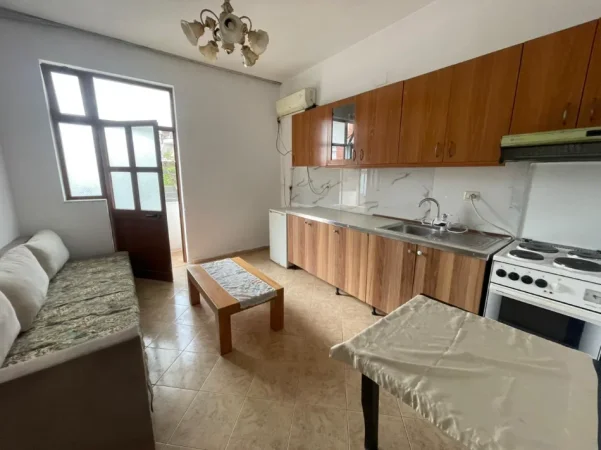 Tirane, jepet me qera apartament 1+1+Ballkon Kati 1, 300 € (Rruga Idriz Dollaku)