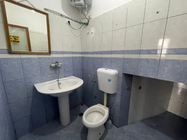 Tirane, jepet me qera apartament 1+1+Ballkon Kati 1, 300 € (Rruga Idriz Dollaku)