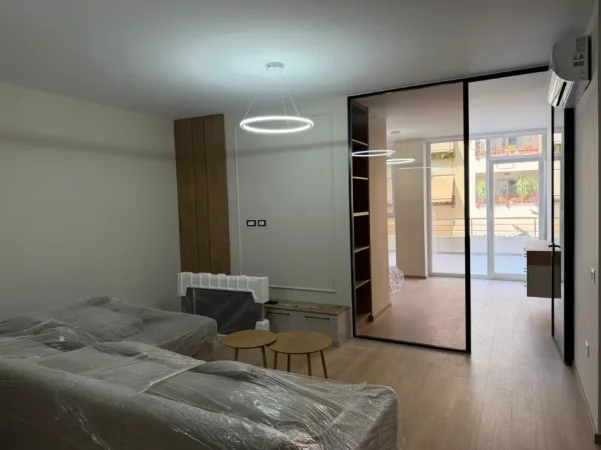 Tirane, jepet me qera apartament 1+1+Ballkon Kati 2, 105 m² 780 € (Kopshti Zoologjik, prane Pavarotit)