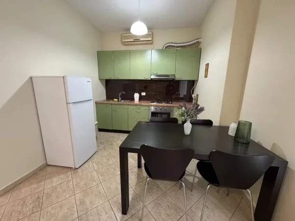 Tirane, jepet me qera apartament 1+1 Kati 3, 70 m², Çmimi 50.000 Lekë të Reja, (Mbi Shkollën e Baletit, Pranë Bar Britanikët, Tiranë.)