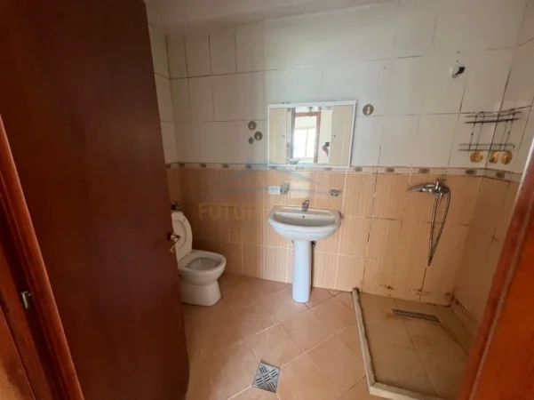 Tirane, shes apartament 3+1+Ballkon Kati 1, 113 m² 220.000 € (Rruga Petrela)