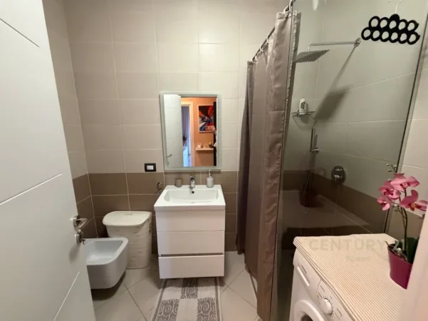 Tirane, jepet me qera apartament 1+1+Ballkon Kati 5, 79 m² 750 € (mine peza)