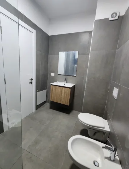 Tirane, jepet me qera apartament 1+1+Ballkon , 76 m² 550 € 