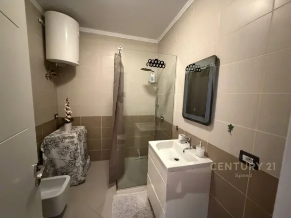 Tirane, jepet me qera apartament 1+1 Kati 5, 72 m² 700 € (mine peza)