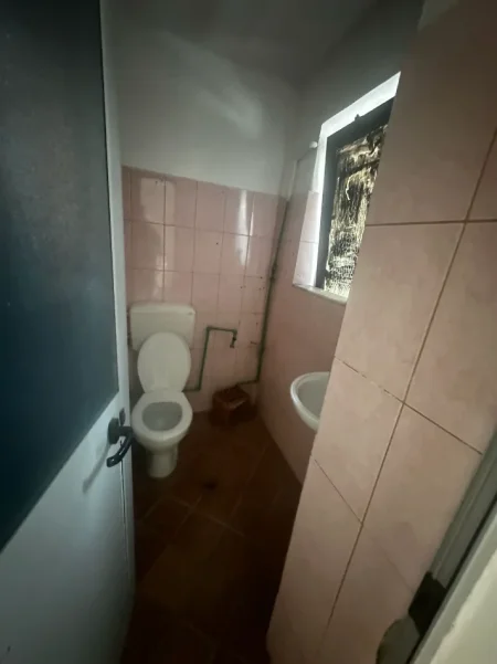 Tirane, jepet me qera dyqan Kati 0, 44 m² 400 € (MIHAL GRAMENO)