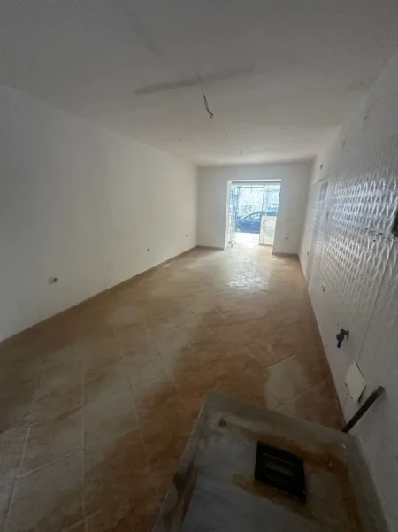 Tirane, jepet me qera dyqan Kati 0, 44 m² 400 € (MIHAL GRAMENO)
