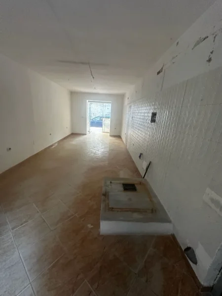Tirane, jepet me qera dyqan Kati 0, 44 m² 400 € (MIHAL GRAMENO)