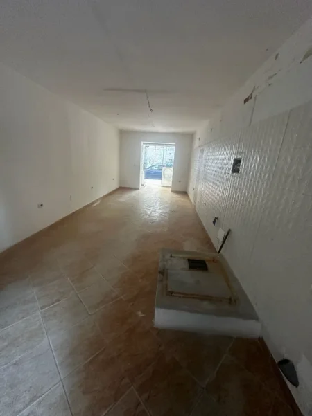 Tirane, jepet me qera dyqan Kati 0, 44 m² 400 € (MIHAL GRAMENO)