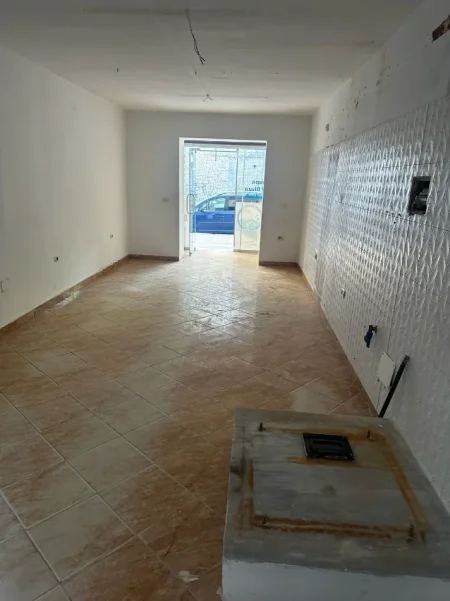 Tirane, jepet me qera dyqan Kati 0, 44 m² 400 € (MIHAL GRAMENO)