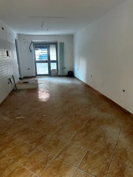Tirane, jepet me qera dyqan Kati 0, 44 m² 400 € (MIHAL GRAMENO)