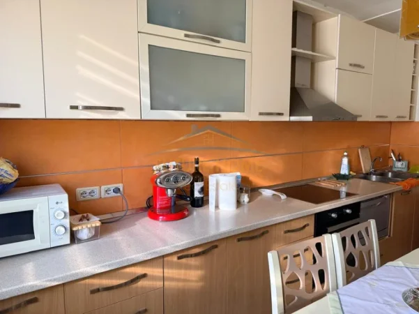 Tirane, jepet me qera apartament 1+1+Ballkon Kati 4, 61 m² 500 € (Rruga Mine peza)