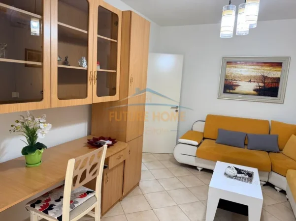 Tirane, jepet me qera apartament 1+1+Ballkon Kati 4, 61 m² 500 € (Rruga Mine peza)