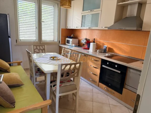 Tirane, jepet me qera apartament 1+1+Ballkon Kati 4, 61 m² 500 € (Rruga Mine peza)