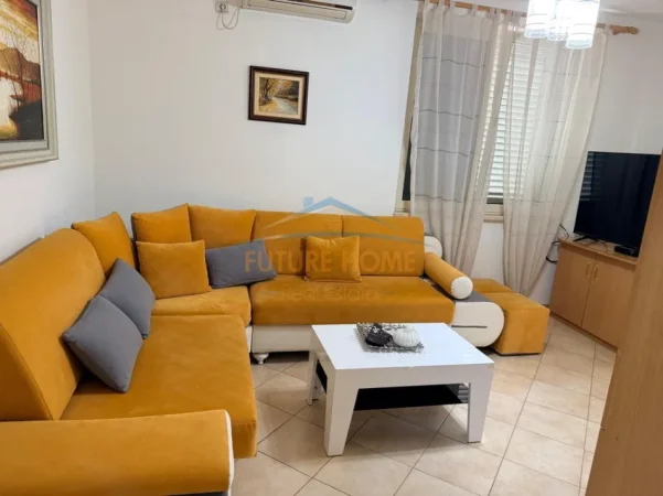 Tirane, jepet me qera apartament 1+1+Ballkon Kati 4, 61 m² 500 € (Rruga Mine peza)