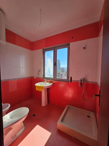 Tirane, jepet me qera apartament 3+1 , 150 m² 1.200 € (Bulevardi Zhan D’Ark)