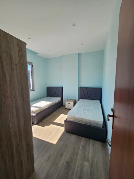 Tirane, jepet me qera apartament 3+1 , 150 m² 1.200 € (Bulevardi Zhan D’Ark)