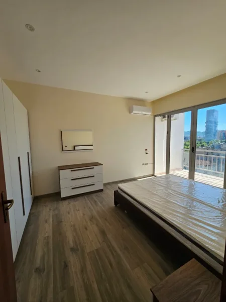 Tirane, jepet me qera apartament 3+1 , 150 m² 1.200 € (Bulevardi Zhan D’Ark)