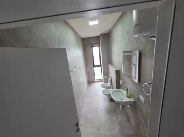 Tirane, jepet me qera apartament 2+1 , 120 m² 600 € (Rruga e Dibrës)