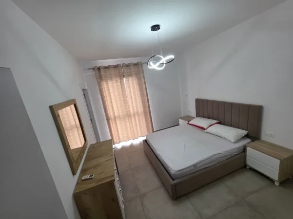 Tirane, jepet me qera apartament 2+1 , 120 m² 600 € (Rruga e Dibrës)