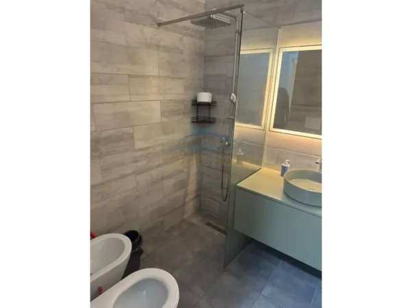 Tirane, jepet me qera apartament 1+1+Ballkon Kati 5, 62 m² 600 € (Fusha e Aviacionit)
