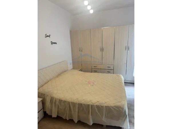 Tirane, jepet me qera apartament 1+1+Ballkon Kati 5, 62 m² 600 € (Fusha e Aviacionit)