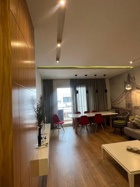 Tirane, jepet me qera apartament 2+1 , 104 m² 700 € (KINOSTUDIO)