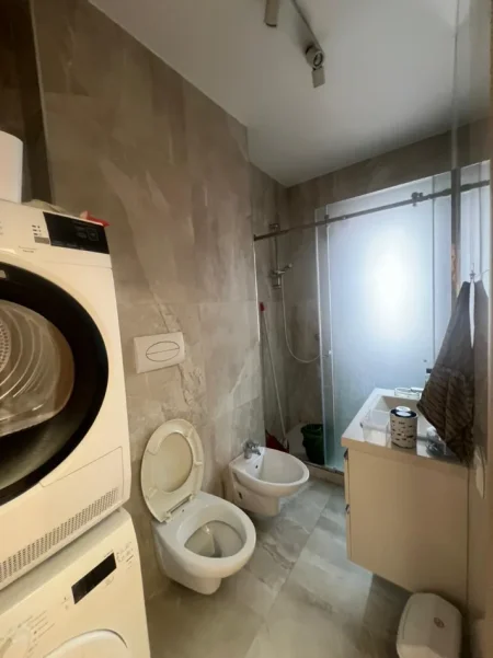 Tirane, jepet me qera apartament 2+1 , 104 m² 700 € (KINOSTUDIO)