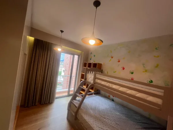 Tirane, jepet me qera apartament 2+1 , 104 m² 700 € (KINOSTUDIO)