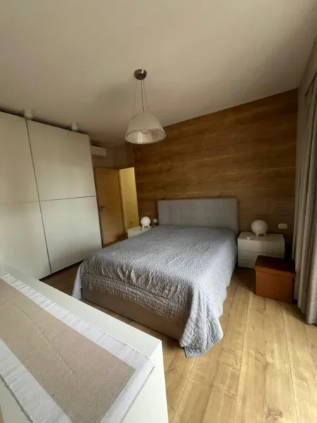 Tirane, jepet me qera apartament 2+1 , 104 m² 700 € (KINOSTUDIO)