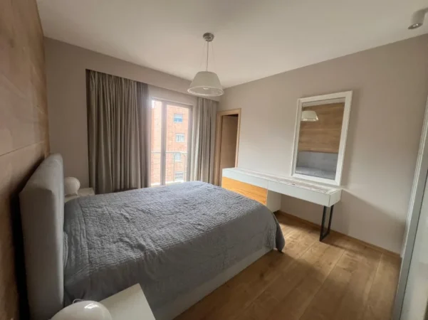 Tirane, jepet me qera apartament 2+1 , 104 m² 700 € (KINOSTUDIO)