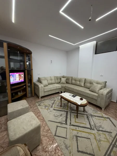 Durres, jepet me qera apartament 2+1+Ballkon , 85 m² 400 € (gjykata)