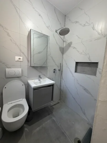 Durres, jepet me qera apartament 2+1+Ballkon , 85 m² 400 € (gjykata)
