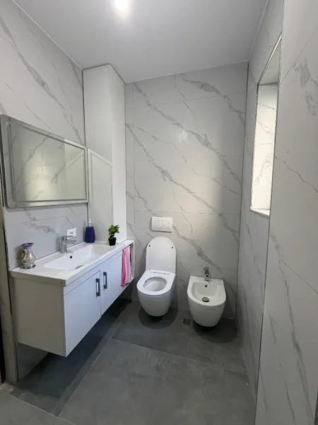 Durres, jepet me qera apartament 2+1+Ballkon , 85 m² 400 € (gjykata)