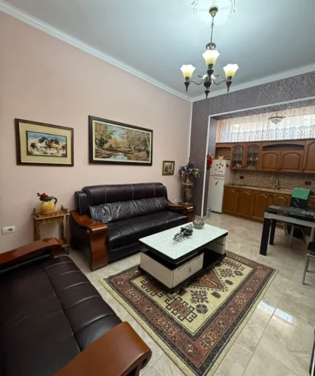 Tirane, jepet me qera apartament 2+1 , 65 m² 650 € 