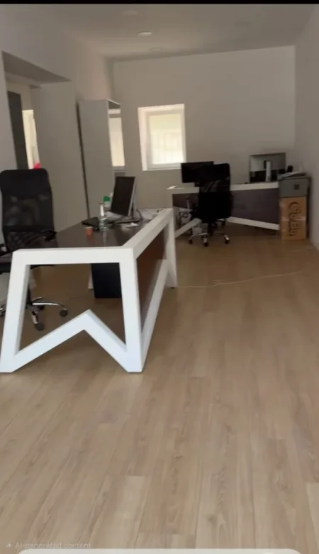 Tirane, jepet me qera dyqan , 62 m² 2.500 € (Bulevardi I Ri)