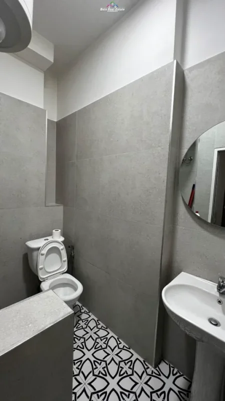 Shqiperi, jepet me qera apartament 1+1+Ballkon Kati 0, 60 m² 530 € (rruga barrikadave)