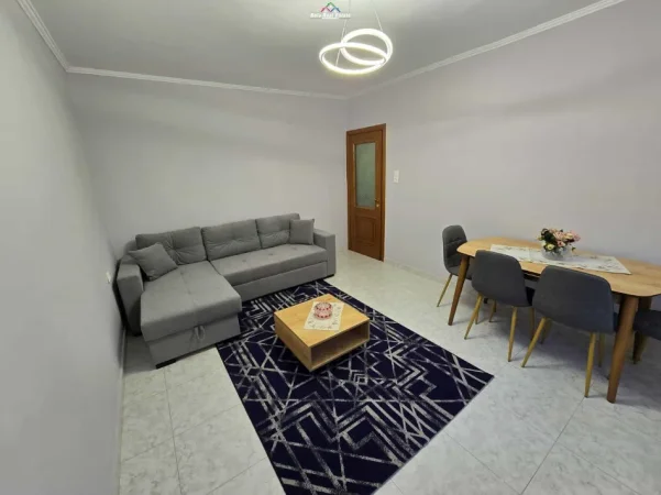 Tirane, jepet me qera apartament 1+1+Ballkon Kati 2, 60 m² 580 € (ali demi)