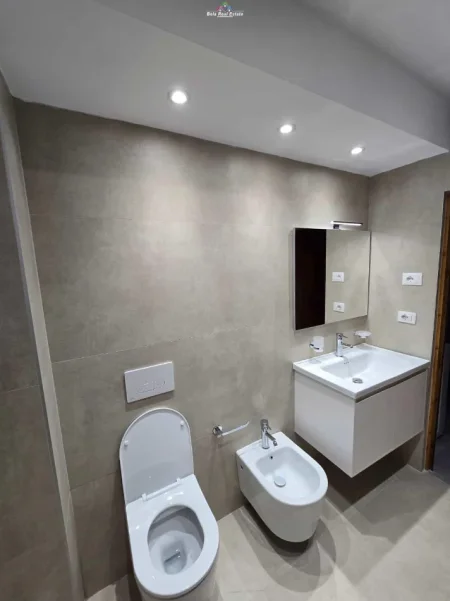 Tirane, jepet me qera apartament 1+1+Ballkon Kati 2, 60 m² 580 € (ali demi)
