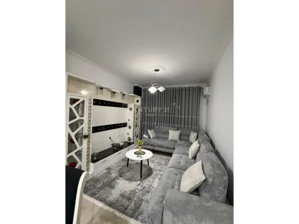 Tirane, jepet me qera apartament 1+1 Kati 7, 70 m² 450 € (yzberisht)