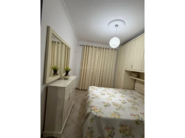 Tirane, jepet me qera apartament 1+1 Kati 7, 70 m² 450 € (yzberisht)