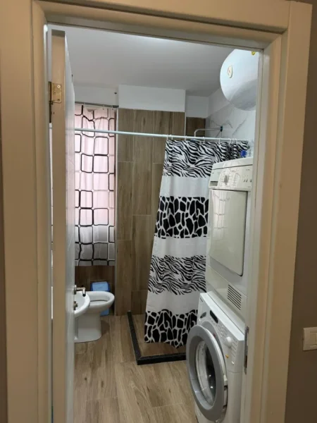 Tirane, jepet me qera apartament 2+1 Kati 3, 90 m² 550 € (Rruga Pinare)